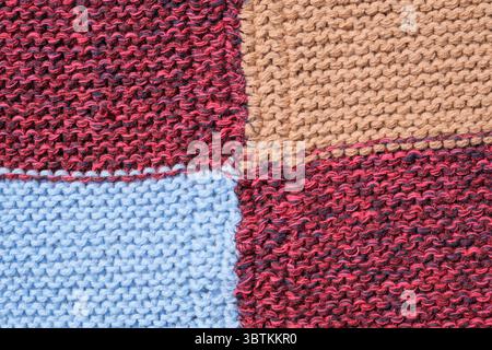 Arrière-plan de fragments colorés tôt lumineux de tapis de sol tricotés à la main artisanat folklorique ukrainien traditionnel Banque D'Images