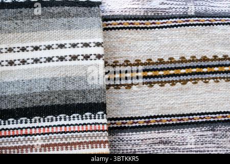 Arrière-plan de fragments colorés tôt lumineux de tapis de sol tricotés à la main artisanat folklorique ukrainien traditionnel Banque D'Images
