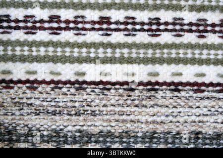 Arrière-plan de fragments colorés tôt lumineux de tapis de sol tricotés à la main artisanat folklorique ukrainien traditionnel Banque D'Images