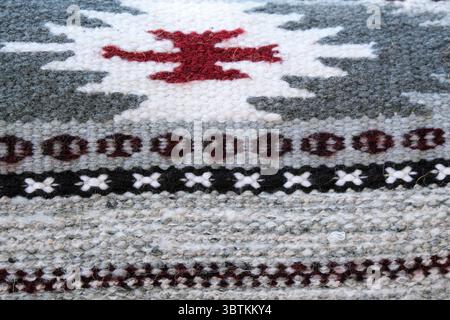 Arrière-plan de fragments colorés tôt lumineux de tapis de sol tricotés à la main artisanat folklorique ukrainien traditionnel Banque D'Images