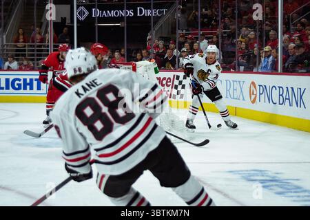 26 octobre 2019 : Alex DeBrincat (12 ans), l'aile droite des Blackhawks de Chicago, passe à Patrick Kane (88 ans), pendant le match de la LNH entre les Blackhawks de Chicago et les Hurricanes de Caroline au PNC Arena de Raleigh, Caroline du Nord. Brian McWalters/CSM(image de crédit : &copy ; Brian Mcwalters/CSM via ZUMA Wire) Banque D'Images