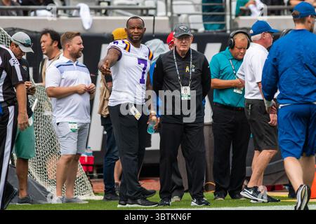 27 octobre 2019, Jacksonville, Floride, États-Unis : L'ancien Running back de Jacksonville FRED TAYLOR (à gauche) s'entretient avec TOM COUGHLIN (à droite), vice-président exécutif des opérations de football des Jaguars de Jacksonville, sur la touche avant le match au TIAA Bank Field à Jacksonville, en Floride. Jacksonville Jaguars bat les jets de New York 29-15. (Crédit image : © Michael Johnson/ZUMA Wire) Banque D'Images