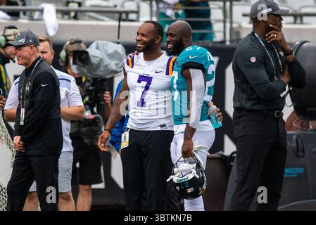 27 octobre 2019, Jacksonville, Floride, États-Unis : Jacksonville Jaguars Running Back LEONARD FOURNETTE (27) pose pour une photo avec l'ancien Jaguar FRED TAYLOR sur la touche avant le match au TIAA Bank Field à Jacksonville, Floride. Jacksonville Jaguars bat les jets de New York 29-15. (Crédit image : © Michael Johnson/ZUMA Wire) Banque D'Images