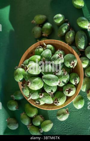 Bol de fruits verts Feijoa. Aliments diététiques. Fruits de goyave Banque D'Images