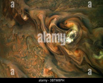 29 octobre 2019 - Jupiter - image publiée aujourd'hui : cette vue du vaisseau spatial Juno de la NASA capture des motifs complexes et colorés dans une région de jet stream de l'hémisphère nord de Jupiter connue sous le nom de « Jet N3 ». Les sommets des nuages de Jupiter ne forment pas une surface simple et plate. Les données de Juno ont aidé les scientifiques à découvrir que les bandes tourbillonnantes dans l'atmosphère s'étendent profondément dans la planète, à une profondeur d'environ 1 900 miles (3 000 kilomètres). Au centre à droite, une parcelle de nuages « pop-up » lumineux et de haute altitude s'élève au-dessus de l'atmosphère environnante. Le citoyen scientifique Gerald Eichstadt a créé cette image aux couleurs améliorées Banque D'Images