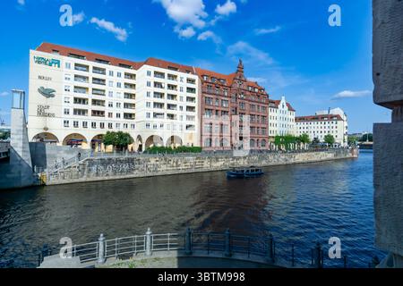 Vue sur la rivière Spree vers Nikolaiviertel à Berlin Mitte avec bateau d'excursion et architecture historique. Banque D'Images