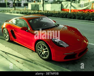 Ferrari rouge assis dans les rues de Miami Beach. Peint en Rosso corsa avec son. cheval qui se dresse. logo sur. le capot. Banque D'Images