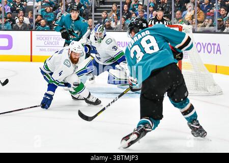 02 novembre 2019 : le défenseur des Sharks de San Jose Mario Ferraro (38) tire un coup de but tandis que le défenseur des Canucks de Vancouver Jordie Benn (4) et le gardien des Canucks de Vancouver Thatcher Demko (35) défendent pendant le match de la LNH entre les Canucks de Vancouver et les Sharks de San Jose au SAP Center à San Jose, en Californie. Chris Brown/CSM(image de crédit : &copy ; Chris Brown/CSM via ZUMA Wire) Banque D'Images