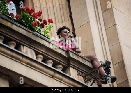 RIGA, Lettonie. 15 juillet 2025. Le YouTuber américain IShowSpeed sur le balcon de la radio lettone rencontre des fans. Crédit : Gints Ivuskans/Alamy Live News Banque D'Images