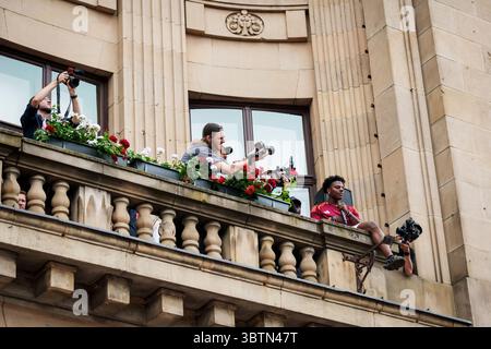 RIGA, Lettonie. 15 juillet 2025. Le YouTuber américain IShowSpeed sur le balcon de la radio lettone rencontre des fans. Crédit : Gints Ivuskans/Alamy Live News Banque D'Images