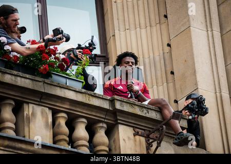 RIGA, Lettonie. 15 juillet 2025. Le YouTuber américain IShowSpeed sur le balcon de la radio lettone rencontre des fans. Crédit : Gints Ivuskans/Alamy Live News Banque D'Images
