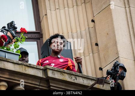 RIGA, Lettonie. 15 juillet 2025. Le YouTuber américain IShowSpeed sur le balcon de la radio lettone rencontre des fans. Crédit : Gints Ivuskans/Alamy Live News Banque D'Images