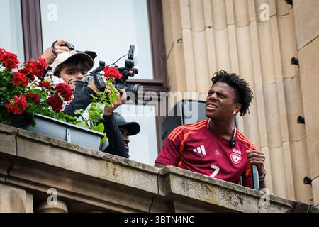 RIGA, Lettonie. 15 juillet 2025. Le YouTuber américain IShowSpeed sur le balcon de la radio lettone rencontre des fans. Crédit : Gints Ivuskans/Alamy Live News Banque D'Images