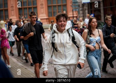 RIGA, Lettonie. 15 juillet 2025. Les fans courent pour attraper le YouTuber américain IShowSpeed, qui a visité la ville de Riga, lors de sa tournée européenne 2025. Crédit : Gints Ivuskans/Alamy Live News Banque D'Images