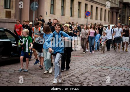 RIGA, Lettonie. 15 juillet 2025. Les fans courent pour attraper le YouTuber américain IShowSpeed, qui a visité la ville de Riga, lors de sa tournée européenne 2025. Crédit : Gints Ivuskans/Alamy Live News Banque D'Images