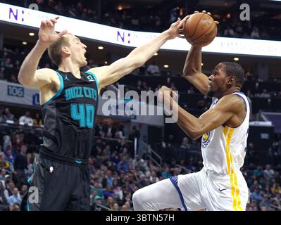 25 février 2019, Charlotte, NC, États-Unis : Charlotte Hornets Center Cody Zeller, à gauche, frappe la balle de la main de l'attaquant de Golden State Warriors Kevin durant, à droite, sur un trajet vers le panier pendant le troisième quart-temps d'action lundi 25 février 2019 au Spectrum Center à Charlotte, N.C. (crédit image : © TNS via ZUMA Wire) Banque D'Images
