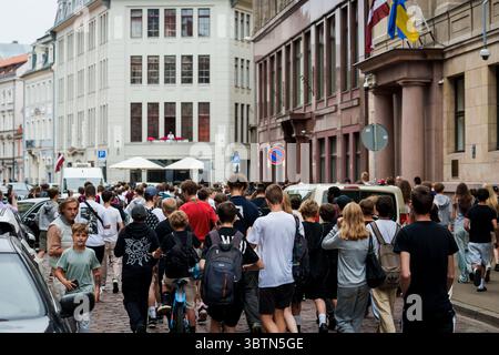 RIGA, Lettonie. 15 juillet 2025. Les fans courent pour attraper le YouTuber américain IShowSpeed, qui a visité la ville de Riga, lors de sa tournée européenne 2025. Crédit : Gints Ivuskans/Alamy Live News Banque D'Images