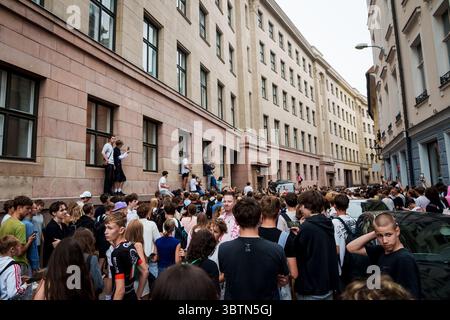RIGA, Lettonie. 15 juillet 2025. Les fans courent pour attraper le YouTuber américain IShowSpeed, qui a visité la ville de Riga, lors de sa tournée européenne 2025. Crédit : Gints Ivuskans/Alamy Live News Banque D'Images