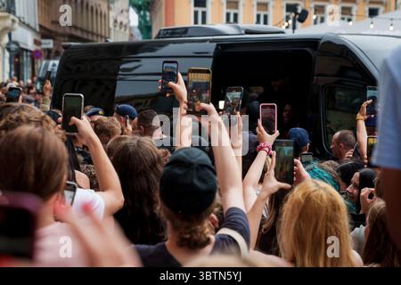 RIGA, Lettonie. 15 juillet 2025. Le YouTuber américain IShowSpeed sur le balcon de la radio lettone rencontre des fans. Crédit : Gints Ivuskans/Alamy Live News Banque D'Images