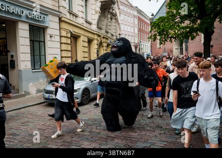RIGA, Lettonie. 15 juillet 2025. Le YouTuber américain IShowSpeed sur le balcon de la radio lettone rencontre des fans. Crédit : Gints Ivuskans/Alamy Live News Banque D'Images