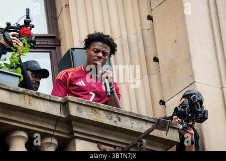 RIGA, Lettonie. 15 juillet 2025. Le YouTuber américain IShowSpeed sur le balcon de la radio lettone rencontre des fans. Crédit : Gints Ivuskans/Alamy Live News Banque D'Images