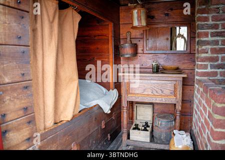 Jamestown Settlement Williamsburg // JAMESTOWN, Virginie — la réplique du navire Discovery à Jamestown Settlement représente le plus petit des trois navires qui ont amené des colons anglais en Virginie en 1607. Construite en 2007, cette reproduction de pinace mesure 66 pieds de longueur clairsemée et présente des détails de construction précis d'époque. Le Discovery original est resté en Virginie pour explorer la baie de Chesapeake pendant que ses navires compagnons retournaient en Angleterre. Banque D'Images