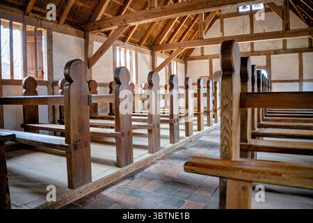 James Fort Anglican Church Interior Jamestown Virginia / JAMESTOWN, Virginie — L'intérieur de l'église anglicane du James Fort recréé représente la vie religieuse pendant l'avant-poste militaire de la Virginia Company de Londres de 1610 à 1614. Le fort de la colonie de Jamestown représente la période coloniale où les colons anglais ont établi l'une des premières colonies anglaises permanentes en Amérique du Nord. L'église a servi de centre spirituel pour les colons pendant cette période critique du développement colonial américain. James Fort était la colonie fortifiée qui abritait le colon de Jamestown Banque D'Images