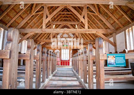 James Fort Anglican Church Interior Jamestown Virginia / JAMESTOWN, Virginie — L'intérieur de l'église anglicane du James Fort recréé représente la vie religieuse pendant l'avant-poste militaire de la Virginia Company de Londres de 1610 à 1614. Le fort de la colonie de Jamestown représente la période coloniale où les colons anglais ont établi l'une des premières colonies anglaises permanentes en Amérique du Nord. L'église a servi de centre spirituel pour les colons pendant cette période critique du développement colonial américain. James Fort était la colonie fortifiée qui abritait le colon de Jamestown Banque D'Images