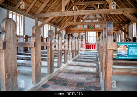 James Fort Anglican Church Interior Jamestown Virginia / JAMESTOWN, Virginie — L'intérieur de l'église anglicane du James Fort recréé représente la vie religieuse pendant l'avant-poste militaire de la Virginia Company de Londres de 1610 à 1614. Le fort de la colonie de Jamestown représente la période coloniale où les colons anglais ont établi l'une des premières colonies anglaises permanentes en Amérique du Nord. L'église a servi de centre spirituel pour les colons pendant cette période critique du développement colonial américain. James Fort était la colonie fortifiée qui abritait le colon de Jamestown Banque D'Images