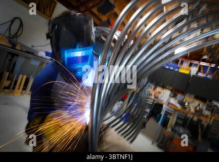 30 juillet 2019, Temecula, Californie, États-Unis : Nico Meyer, un sculpteur dont le travail a été exposé à la fois localement et partout dans le pays, est également ingénieur en structures, travaille sur sa dernière création, ''Emergence'', réalisée à partir de tubes d'acier, le 30 juillet 2019, dans son atelier de Temecula, Californie. Une fois terminé, il sera installé à Manhattan Beach. (Crédit image : © TNS via ZUMA Wire) Banque D'Images