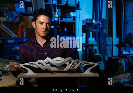 27 juin 2019, San Diego, Californie, États-Unis : Nico Meyer, un sculpteur dont le travail a été exposé à la fois localement et dans tout le pays, est également un ingénieur en structures, photographié dans son espace de travail à domicile Mira Mesa, le 27 juin 2019, à San Diego, Californie, tenant un prototype de ''dissolution'', une sculpture méditative cinétique intérieure. (Crédit image : © TNS via ZUMA Wire) Banque D'Images