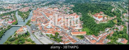 Vue aérienne de Landshut ville allemande médiévale sur la rivière Isar en Bavière avec le château restauré de Trausnitz sur la colline, remparts de la ville Banque D'Images