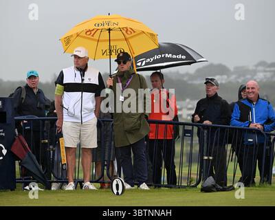 Portrush, comté d'Antrim, Irlande du Nord. 15 juillet 2025. PACEMAKER BELFAST. 15/07/2025 Starter et fans à la 17e boîte de départ crédit : MB Media solutions/Alamy Live News crédit : MB Media solutions/Alamy Live News Banque D'Images