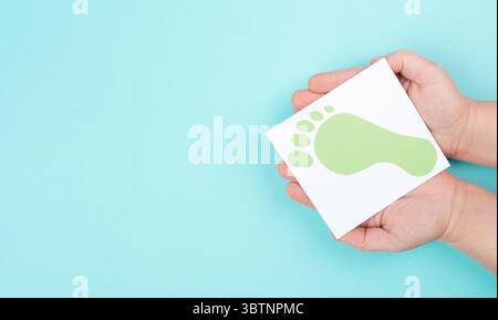 Empreinte CO2, feuilles vertes, émission de carbone, changement climatique et concept de réchauffement climatique, mode de vie durable respectueux de l'environnement Banque D'Images