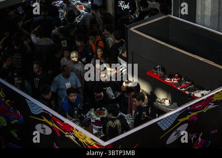 9 novembre 2019, Jakarta Sud, Jakarta, Indonésie : Jakarta, Indonésie, 09 novembre 2019 : L'Urban Sneaker Society 2019 présente l'événement lifestyle le plus prestigieux au cartel culturel de Singapour via Pop Up Booth lors de sa mise en œuvre dans le District 8, SCBD, Jakarta, 8-10 novembre. Les visiteurs découvriront une plus grande variété de culture de rue, comme l'art, les jouets, la mode et les tatouages. (Crédit image : © Donal Husni/ZUMA Wire) Banque D'Images