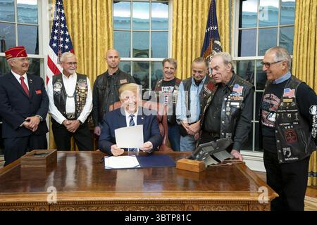 7 novembre 2019, Washington, DC, États-Unis d'Amérique : le président américain Donald Trump, accompagné d'anciens combattants et d'invités, signe S. 693 la loi sur le drapeau national POW/MIA dans le bureau ovale de la Maison Blanche le 7 novembre 2019 à Washington, DC. (Crédit image : © Tia Dufour via ZUMA Wire) Banque D'Images