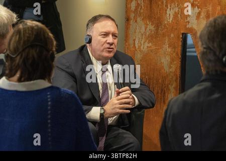 7 novembre 2019, Leipzig, Allemagne : le secrétaire d'État américain Mike Pompeo participe à une discussion animée avec 1989 manifestants au Zeitgeschichtliches Forum Museum le 7 novembre 2019 à Leipzig, Allemagne. Pompeo est en Allemagne pour célébrer le 30e anniversaire de la chute du mur de Berlin. (Crédit image : © Ron Przysucha via ZUMA Wire) Banque D'Images