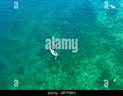 Voilier blanc sur eau turquoise Banque D'Images