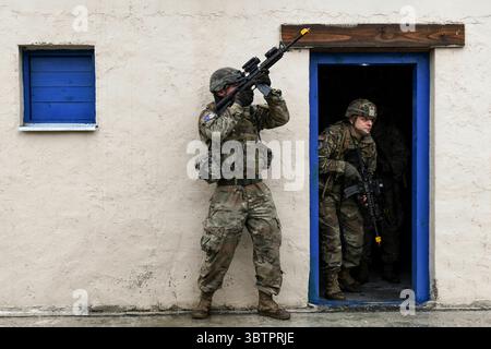 10 novembre 2019 - Slovaquie - des soldats affectés au 1er escadron, 152e régiment de cavalerie, 76e brigade d'infanterie, équipe de combat, 38e division d'infanterie, Garde nationale de l'armée de l'Indiana, s'engagent dans un exercice d'opérations militaires en terrain urbain au centre d'entraînement militaire de LeÅt, Slovaquie, 10 novembre 2019. Les soldats se sont déployés en Slovaquie pour le bouclier slovaque 2019, un exercice conjoint de combat de guerre impliquant six pays de l'OTAN. (Crédit image : © U.S. National Guard/ZUMA Wire/ZUMAPRESS.com) Banque D'Images