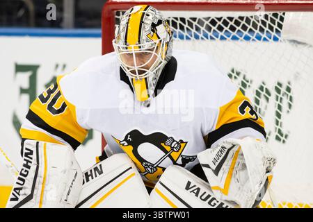 12 novembre 2019 : Matt Murray (30 ans), gardien de but des Penguins de Pittsburgh, joue entre les Rangers de New York et les Penguins de Pittsburgh au Madison Square Garden à Manhattan, New York. Les Rangers de New York battent les Penguins de Pittsburgh 3-2. Crédit obligatoire : Kostas Lymperopoulos/CSM (crédit image : &copy ; Kostas Lymperopoulos/CSM via ZUMA Wire) Banque D'Images