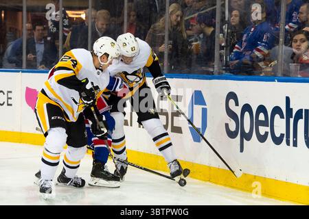 12 novembre 2019 : le centre des Penguins de Pittsburgh Nick Bjugstad (27 ans) lance le palet alors que Dominik Kahun (24 ans) regarde le centre des Penguins de Pittsburgh pendant le match entre les Rangers de New York et les Penguins de Pittsburgh au Madison Square Garden à Manhattan, New York. Les Rangers de New York battent les Penguins de Pittsburgh 3-2. Crédit obligatoire : Kostas Lymperopoulos/CSM (crédit image : &copy ; Kostas Lymperopoulos/CSM via ZUMA Wire) Banque D'Images