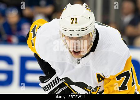 12 novembre 2019 : le centre des Penguins de Pittsburgh Evgeni Malkin (71 ans) attend le match entre les Rangers de New York et les Penguins de Pittsburgh au Madison Square Garden à Manhattan. Les Rangers de New York battent les Penguins de Pittsburgh 3-2. Crédit obligatoire : Kostas Lymperopoulos/CSM (crédit image : &copy ; Kostas Lymperopoulos/CSM via ZUMA Wire) Banque D'Images