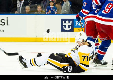 12 novembre 2019 : le palet est suspendu au-dessus du centre des Penguins de Pittsburgh Evgeni Malkin (71) pendant le match entre les Rangers de New York et les Penguins de Pittsburgh au Madison Square Garden à Manhattan, New York. Les Rangers de New York battent les Penguins de Pittsburgh 3-2. Crédit obligatoire : Kostas Lymperopoulos/CSM (crédit image : &copy ; Kostas Lymperopoulos/CSM via ZUMA Wire) Banque D'Images
