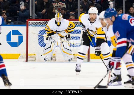 12 novembre 2019 : Matt Murray (30 ans), gardien des Penguins de Pittsburgh, regarde la glace pendant le match entre les Rangers de New York et les Penguins de Pittsburgh au Madison Square Garden à Manhattan, New York. Les Rangers de New York battent les Penguins de Pittsburgh 3-2. Crédit obligatoire : Kostas Lymperopoulos/CSM (crédit image : &copy ; Kostas Lymperopoulos/CSM via ZUMA Wire) Banque D'Images