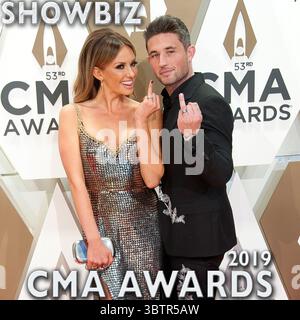 13 novembre 2019, Nashville, Tennessee ; États-Unis : les jeunes mariés CARLY PEARCE et MICHAEL RAY montrent leurs bagues à leur arrivée à la 53e cérémonie annuelle des CMA Awards qui a eu lieu au Bridgestone Arena situé dans le centre-ville de Nashville. (Crédit image : © Jason Moore/ZUMA Wire) Banque D'Images