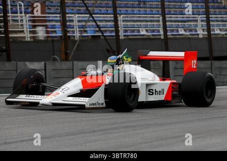 14 novembre 2019, Sao Paulo, SP, Brésil : le pilote BRUNO SENNA dirige la McLaren 88 MP4/4 de son oncle Ayrton Senna lors des préparatifs du Grand Prix de formule 1 du Brésil sur le circuit Interlagos. (Crédit image : © Marcelo Chello/ZUMA Wire) Banque D'Images