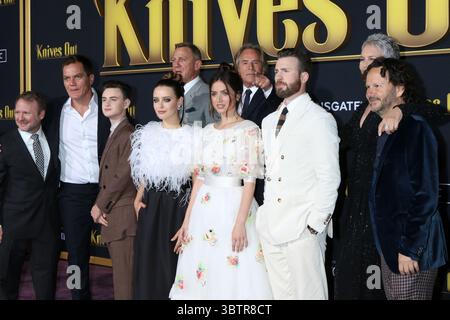 14 novembre 2019, Westwood, CA, USA : LOS ANGELES - 14 nov : Rian Johnson, Michael Shannon, Jaeden Martell, Daniel Craig, Katherine Langford, don Johnson, Ana de Armas, Chris Evans, Jamie Lee Curtis, Ram Bergman à la première de ''Knives Out'' au Village Theater le 14 novembre 2019 à Westwood, CA (crédit image : © Kathy Hutchins via ZUMA Wire) Banque D'Images