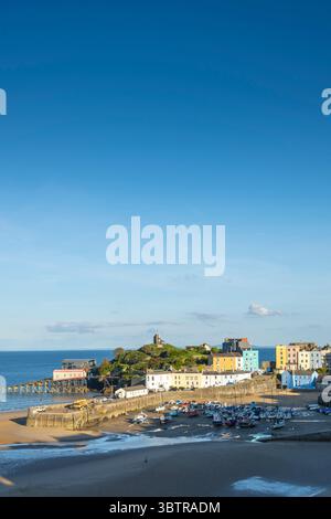 Port à marée basse de la ville côtière de Tenby, avec les anciennes et nouvelles stations de sauvetage sur la gauche, sur la côte de la baie de Carmarthen dans le Pembrokeshire, pays de Galles, Banque D'Images