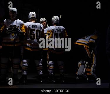 12 novembre 2019 : les Penguins de Pittsburgh, dont le défenseur Juuso Riikola (50 ans), Dominik Simon (12 ans) et Matt Murray (30 ans), le gardien des Penguins de Pittsburgh attendent dans l'ombre pendant le match entre les Rangers de New York et les Penguins de Pittsburgh au Madison Square Garden à Manhattan, New York. Crédit obligatoire : Kostas Lymperopoulos/CSM (crédit image : &copy ; Kostas Lymperopoulos/CSM via ZUMA Wire) Banque D'Images