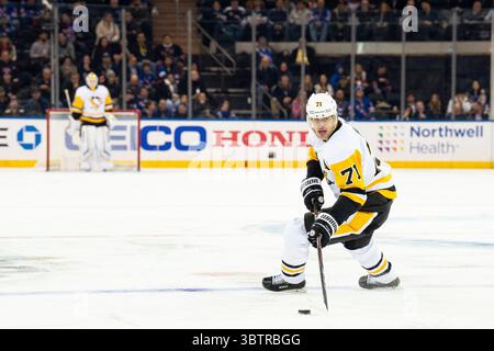 12 novembre 2019 : Evgeni Malkin (71 ans), centre des Penguins de Pittsburgh, manipule la rondelle pendant le match entre les Rangers de New York et les Penguins de Pittsburgh au Madison Square Garden à Manhattan. Les Rangers de New York battent les Penguins de Pittsburgh 3-2. Crédit obligatoire : Kostas Lymperopoulos/CSM (crédit image : &copy ; Kostas Lymperopoulos/CSM via ZUMA Wire) Banque D'Images